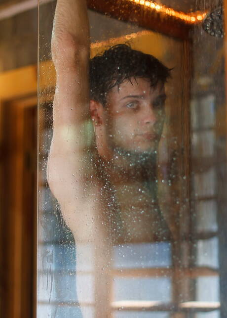 Der amerikanische Twink Ryan Bailey wichst seinen Schwanz unter der Dusche