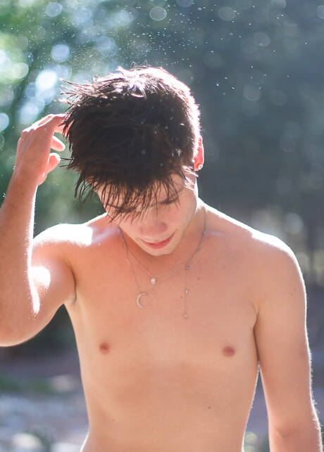 Der amerikanische Twink Ryan Bailey wichst seinen Schwanz unter der Dusche