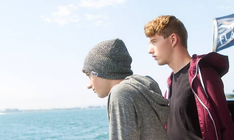 Los guapos chicos estadounidenses Cole Claire y el joven Cameron Parks se divierten teniendo sexo anal en la piscina.