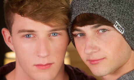 Los guapos chicos estadounidenses Cole Claire y el joven Cameron Parks se divierten teniendo sexo anal en la piscina.