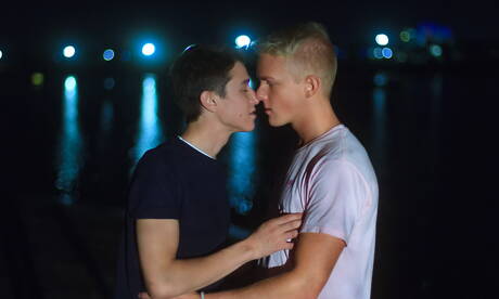 I simpatici ragazzi americani Evan Parker e il giovane Jeremy Price fanno del buon sesso in piscina