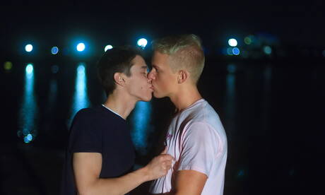 I simpatici ragazzi americani Evan Parker e il giovane Jeremy Price fanno del buon sesso in piscina