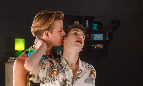 Les beaux mecs américains Wes Campbell et le jeune Danny Nelson baisent après avoir sucé une bite