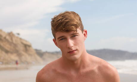 Amerikaanse twink Cameron Parks poseert naakt op het strand