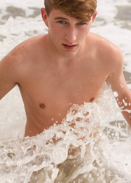 Amerikaanse twink Cameron Parks poseert naakt op het strand