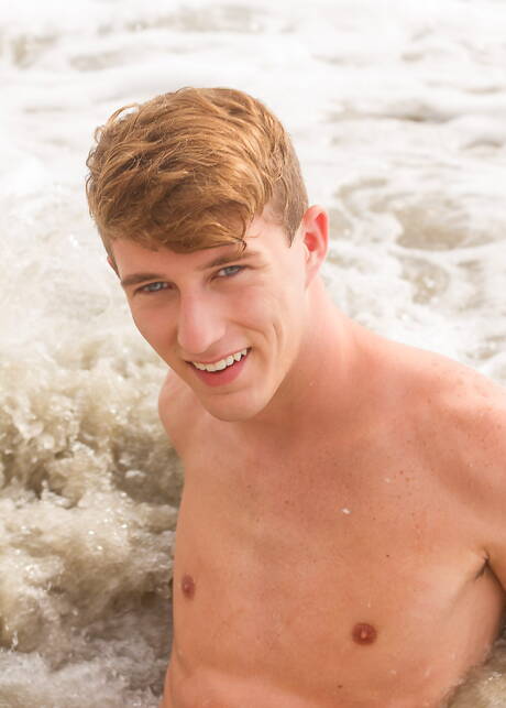 Amerikaanse twink Cameron Parks poseert naakt op het strand
