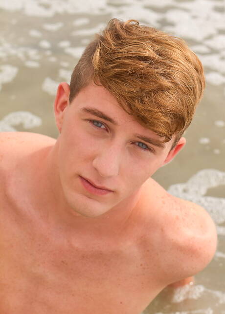 Amerikaanse twink Cameron Parks poseert naakt op het strand
