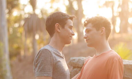 Der nette amerikanische Twink Evan Parker und der junge Danny Nelson haben draußen eine heiße Pärchenszene