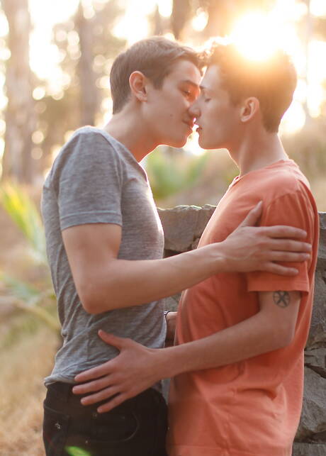 Der nette amerikanische Twink Evan Parker und der junge Danny Nelson haben draußen eine heiße Pärchenszene