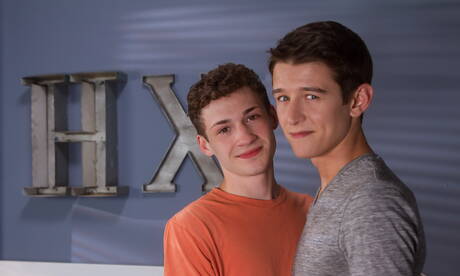 Der nette amerikanische Twink Evan Parker und der junge Danny Nelson haben draußen eine heiße Pärchenszene