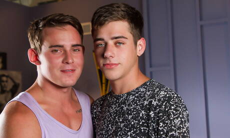 Dos estadounidenses, el supersemental Josh Brady y el guapo Joey Mills, tienen sexo anal caliente al aire libre.