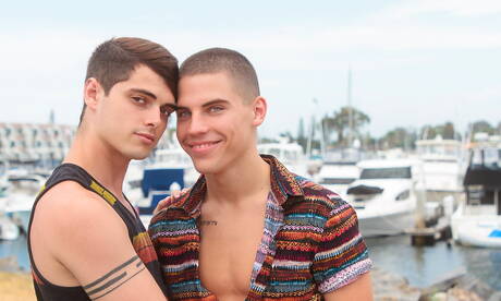 Les Américains chauds, le jeune mec Ben Masters et le beau garçon Ezra Michaels baisent le cul après avoir sucé dehors