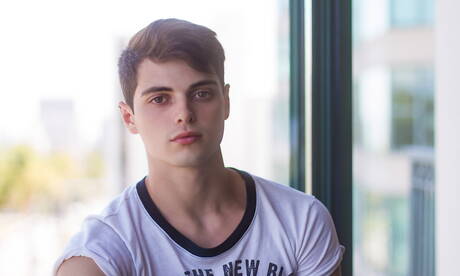 Der schöne Amerikaner Ben Masters spielt mit seinem Schwanz