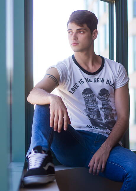 Der schöne Amerikaner Ben Masters spielt mit seinem Schwanz