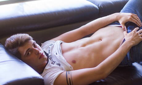 Der schöne Amerikaner Ben Masters spielt mit seinem Schwanz