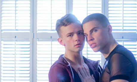 Deux garçons américains, le beau Logan Cross et le minet chaud Ezra Michaels dans une scène homosexuelle torride