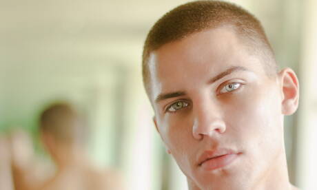 Le jeune américain Ezra Michaels pose nu et montre ses fesses chaudes sous la douche