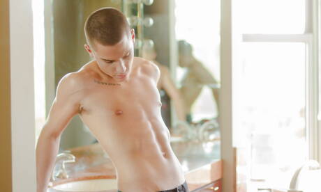 Le jeune américain Ezra Michaels pose nu et montre ses fesses chaudes sous la douche