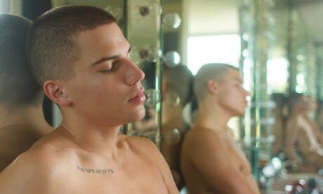 Le jeune américain Ezra Michaels pose nu et montre ses fesses chaudes sous la douche