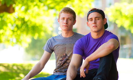 Zwei amerikanische Jungs, der Hengst Josh Brady und der schöne Junge Garrett Graves, haben draußen guten Sex