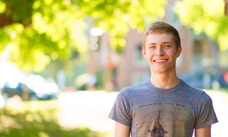 Zwei amerikanische Jungs, der Hengst Josh Brady und der schöne Junge Garrett Graves, haben draußen guten Sex