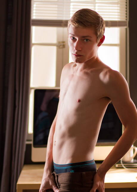 American pretty boy Garrett Graves jerk off his cock