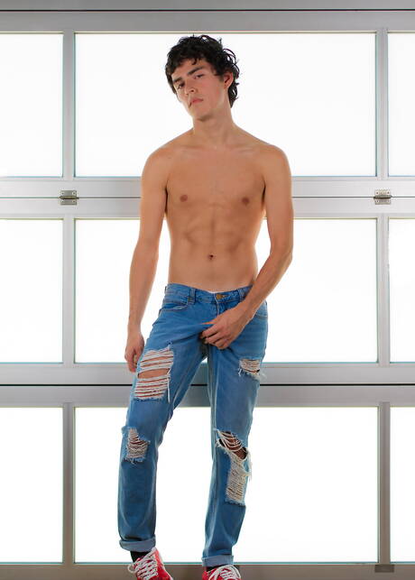 Latin pretty boy Xavier Ryan masturbating