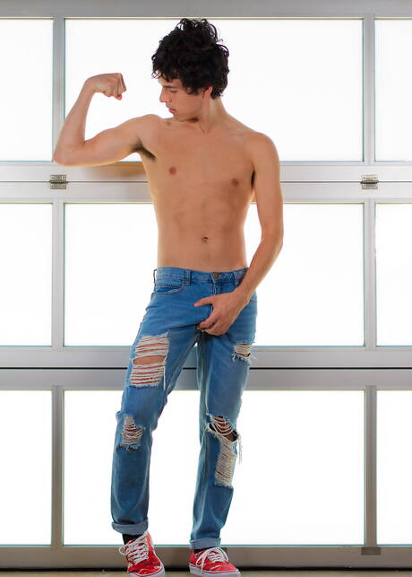 Latin pretty boy Xavier Ryan masturbating