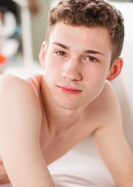 El hermoso chico estadounidense Danny Nelson jugando con una polla