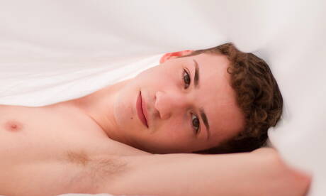 El hermoso chico estadounidense Danny Nelson jugando con una polla