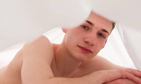 El hermoso chico estadounidense Danny Nelson jugando con una polla