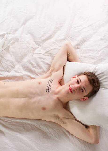 El hermoso chico estadounidense Danny Nelson jugando con una polla