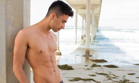 性感的美國人，帥哥喬伊·米爾斯和帥哥科爾·特納在泳池邊做愛