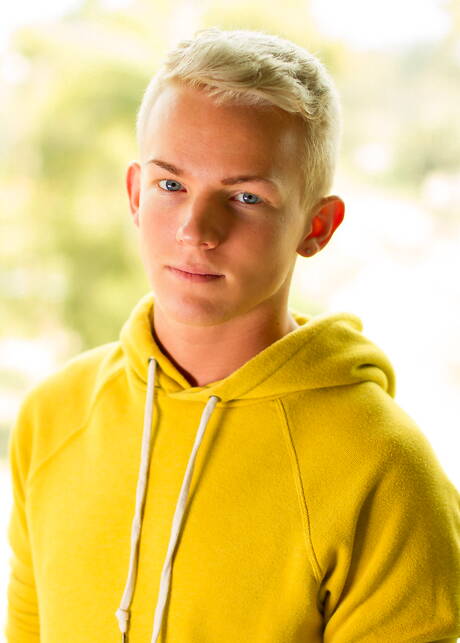 Der amerikanische Twink Jeremy Price neckt seinen Schwanz