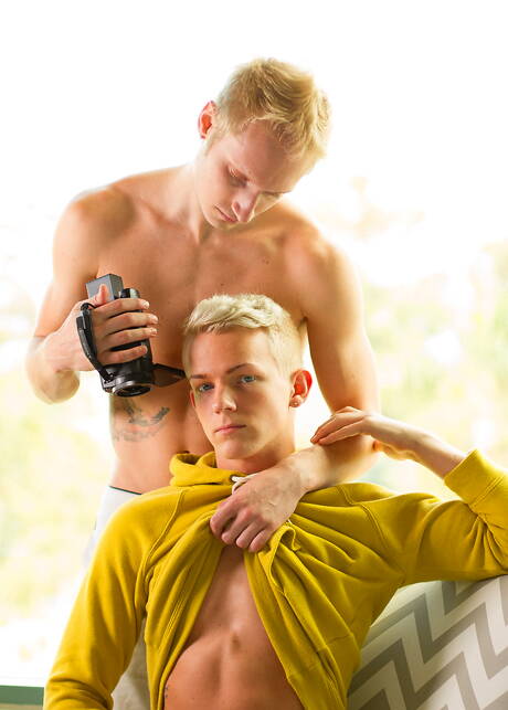 Der amerikanische Twink Jeremy Price neckt seinen Schwanz