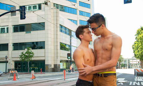 Les beaux garçons américains musclés Tyler Hill et le jeune mec Cole Turner baisent le cul après avoir sucé une bite en extérieur