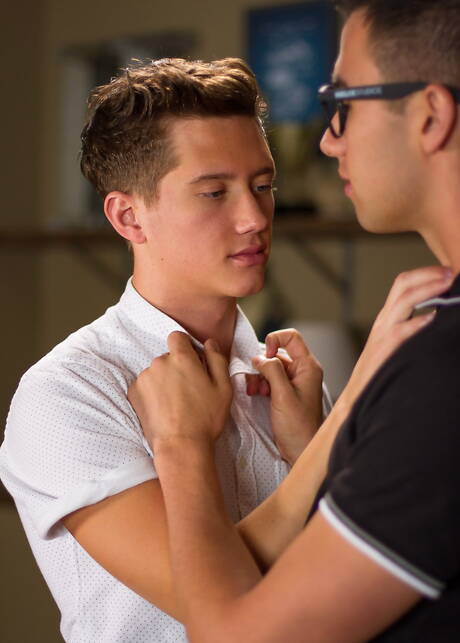 Les beaux garçons américains musclés Tyler Hill et le jeune mec Cole Turner baisent le cul après avoir sucé une bite en extérieur