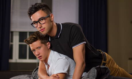 Les beaux garçons américains musclés Tyler Hill et le jeune mec Cole Turner baisent le cul après avoir sucé une bite en extérieur