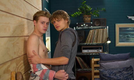 Le beau garçon américain Wes Campbell et le beau garçon Robin Moore se sont baisés en extérieur