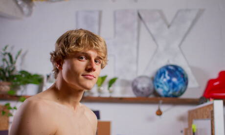 La belle Robin Moore se déshabille et montre son cul serré