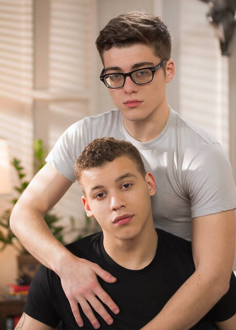 Las estrellas porno estadounidenses Blake Mitchell y el fornido Corbin Colby hacen el amor al aire libre