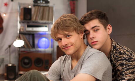 Der schöne Amerikaner Joey Mills und der junge Robin Moore ficken den Arsch, nachdem sie im Freien einen Schwanz gelutscht haben