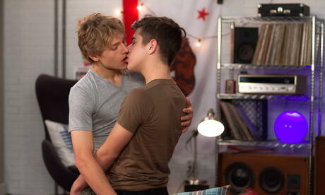 Der schöne Amerikaner Joey Mills und der junge Robin Moore ficken den Arsch, nachdem sie im Freien einen Schwanz gelutscht haben