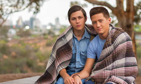 Les célèbres Américains, le costaud Tyler Hill et le minet sexy Wyatt Walker se sucent et se baisent en extérieur