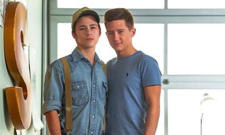 Les célèbres Américains, le costaud Tyler Hill et le minet sexy Wyatt Walker se sucent et se baisent en extérieur