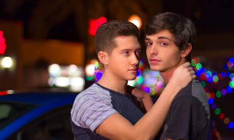 漂亮的美國男孩Tyler Hill和年輕的Grayson Lange在戶外享受美好的性愛