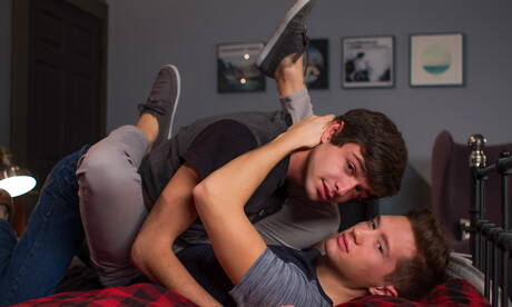 漂亮的美國男孩Tyler Hill和年輕的Grayson Lange在戶外享受美好的性愛