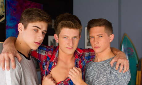 性感男模 Tyler Hill、Joey Mills 和 Oliver Saxon 在戶外享受火辣三人性愛