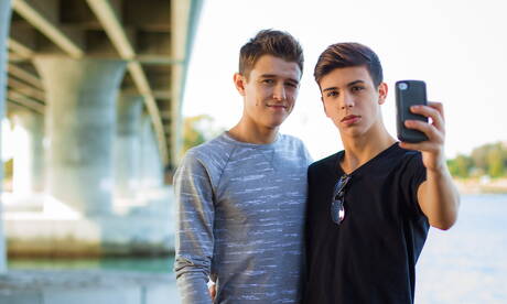 Les stars du porno américaines, le beau garçon Evan Parker et le minet chaud Landon Vega, se sucent et se baisent mutuellement en extérieur