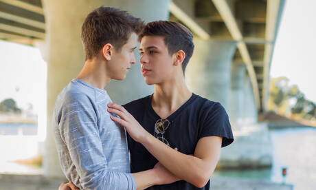 Les stars du porno américaines, le beau garçon Evan Parker et le minet chaud Landon Vega, se sucent et se baisent mutuellement en extérieur